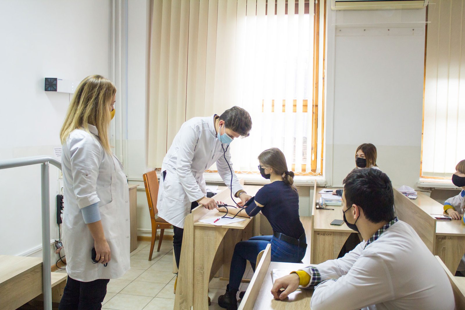 Студенти молодших курсів навчаються за очною формою, а у четвертокурсників спеціалізації «Лікувальна справа» розпочалися екзамени 