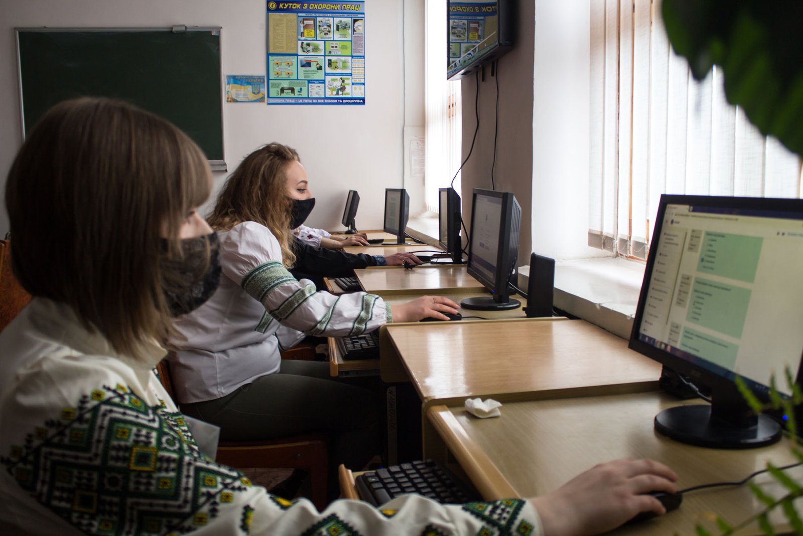 На третьому курсі розпочалися екзамени