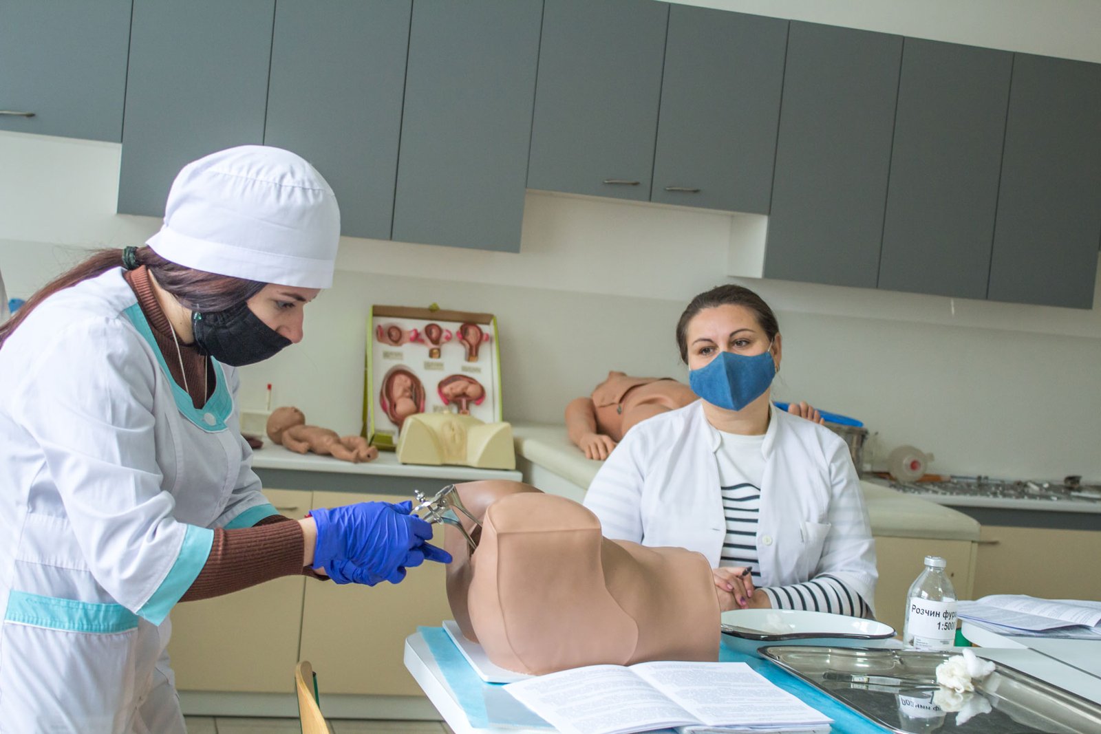 У майбутніх акушерок відбувся захист переддипломної практики