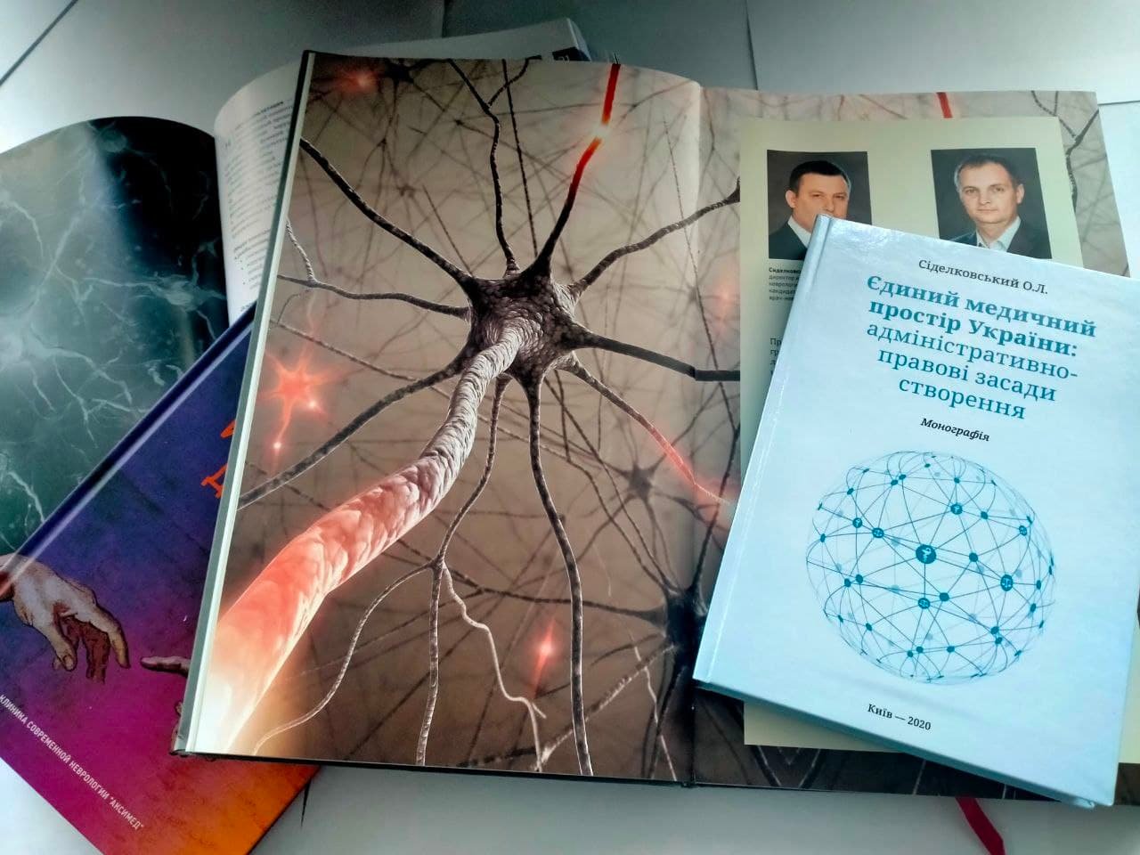 Завдяки подарунку клініки сучасної неврології «АКСІМЕД» бібліотека коледжу поповнилася книгами