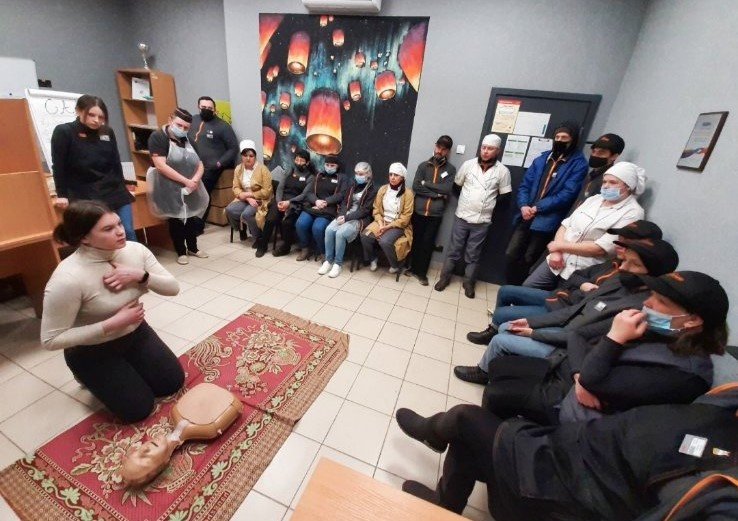 Студенти-волонтери проводять для населення інструктажі з невідкладної допомоги