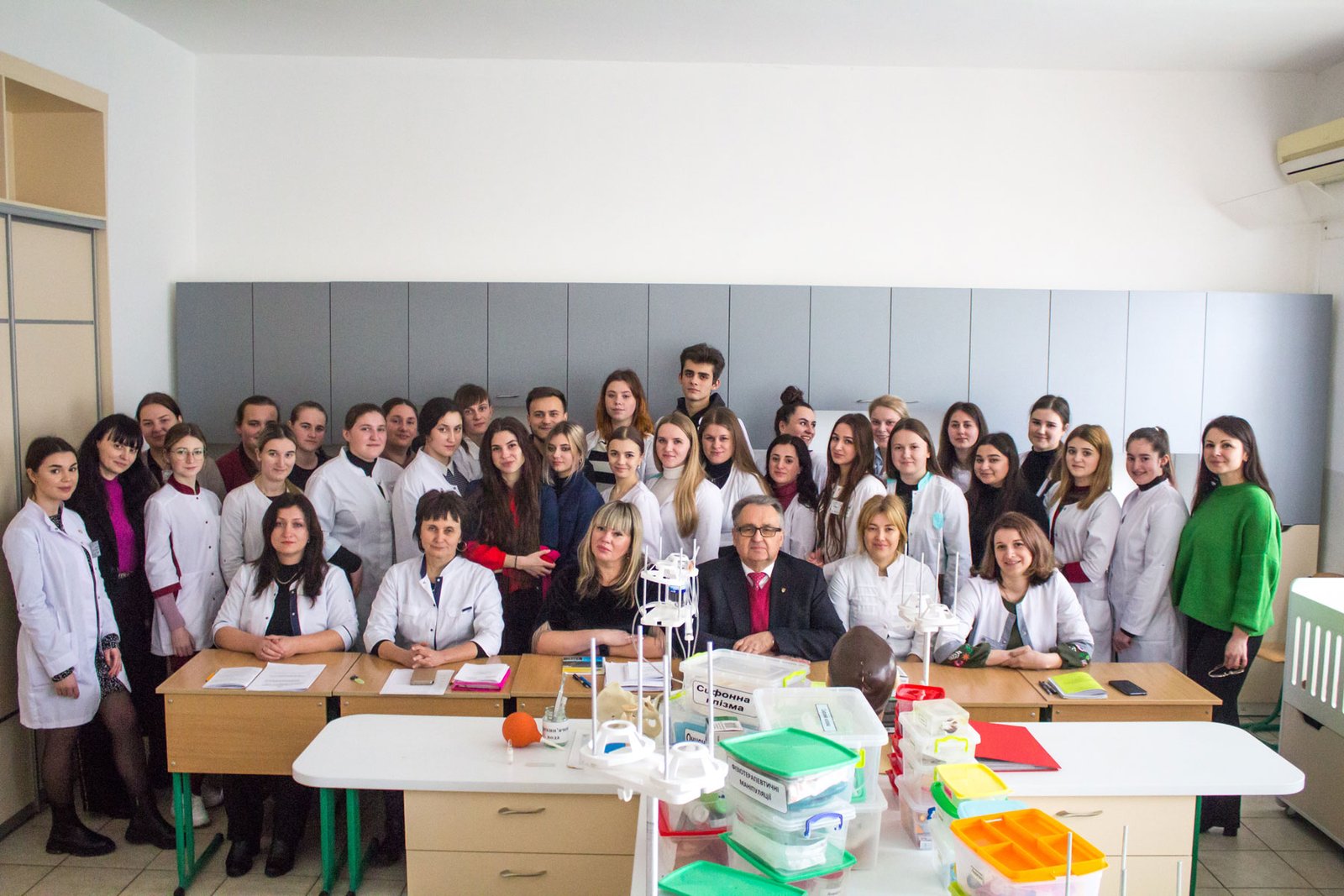 У майбутніх акушерів завершилися випускні іспити