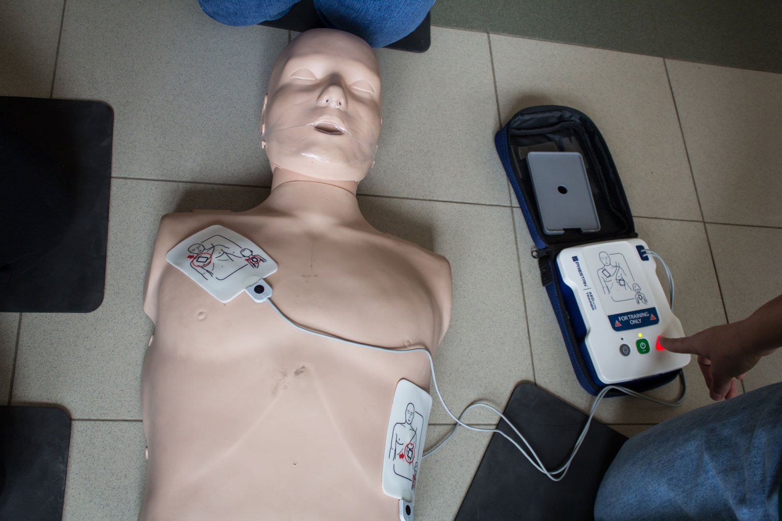 Використання автоматичного зовнішнього дефібрилятора: навички, які можуть врятувати життя