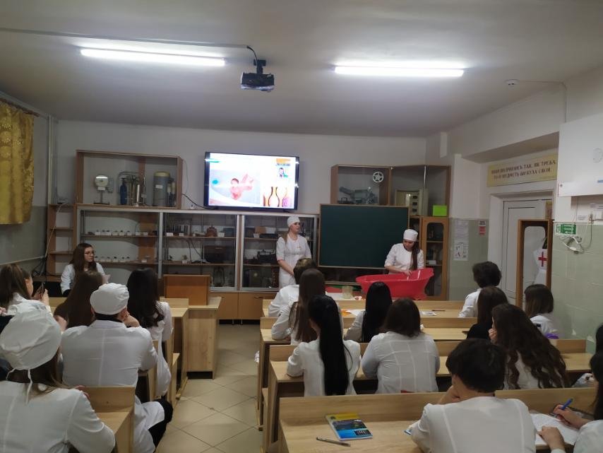 Проведено відкрите  практичне бінарне заняття,  контроль самостійної роботи студентів на тему:  "Догляд за дитиною з рахітом.  Реабілітація дітей з аномаліями постави"