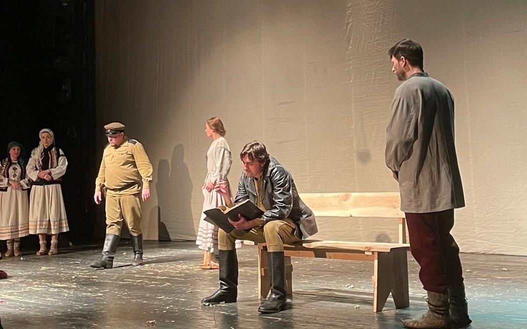 На культову виставу «Солодка Даруся» в драмтеатр