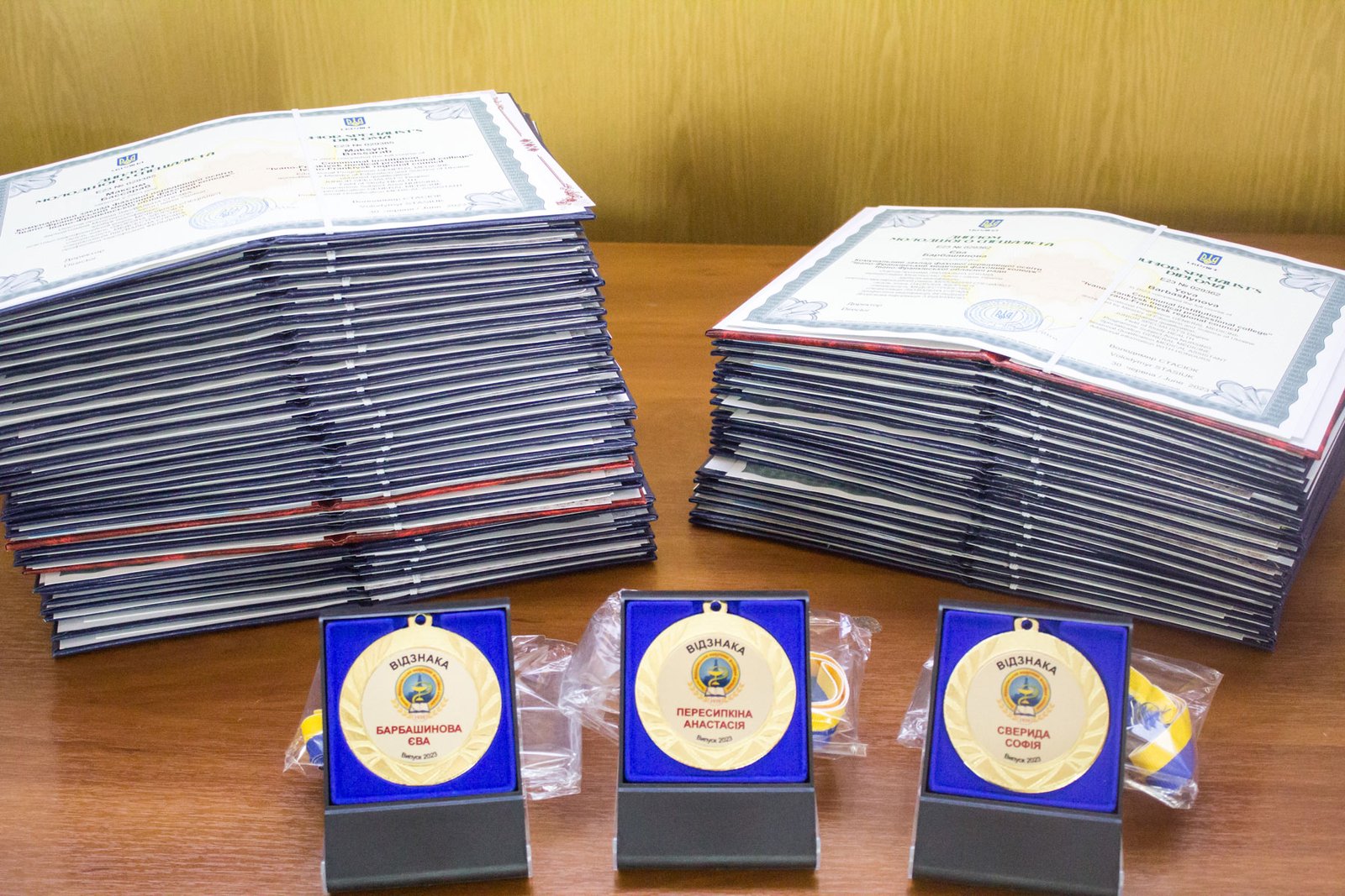 Вручення дипломів випускникам