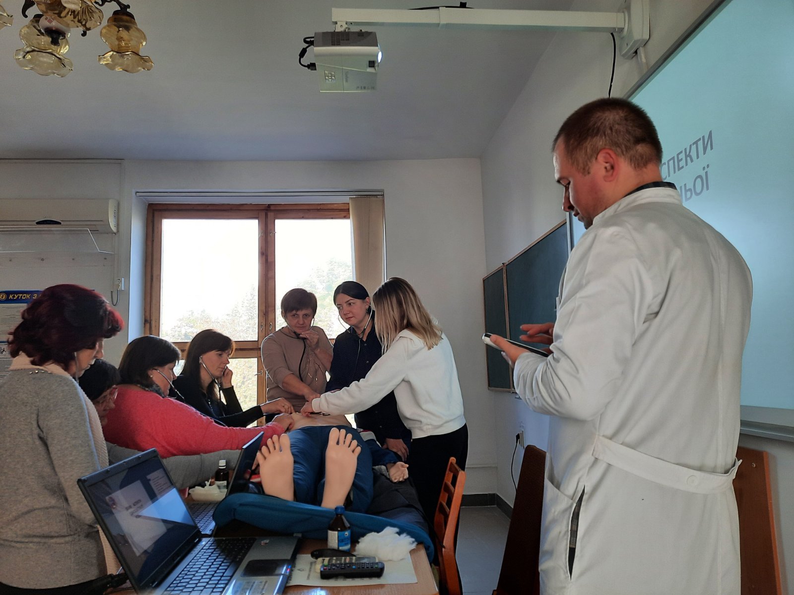 Відпрацювання навичок на реанімаційному тренажері-симуляторі