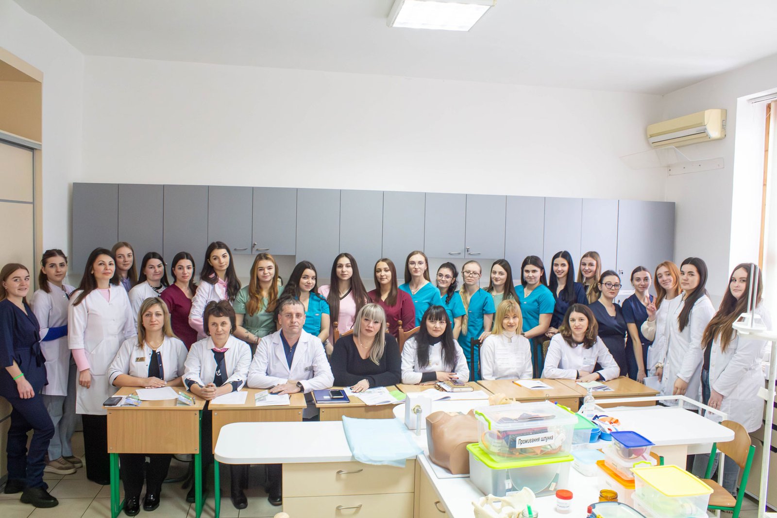 Майбутні акушерки складають практично орієнтований іспит