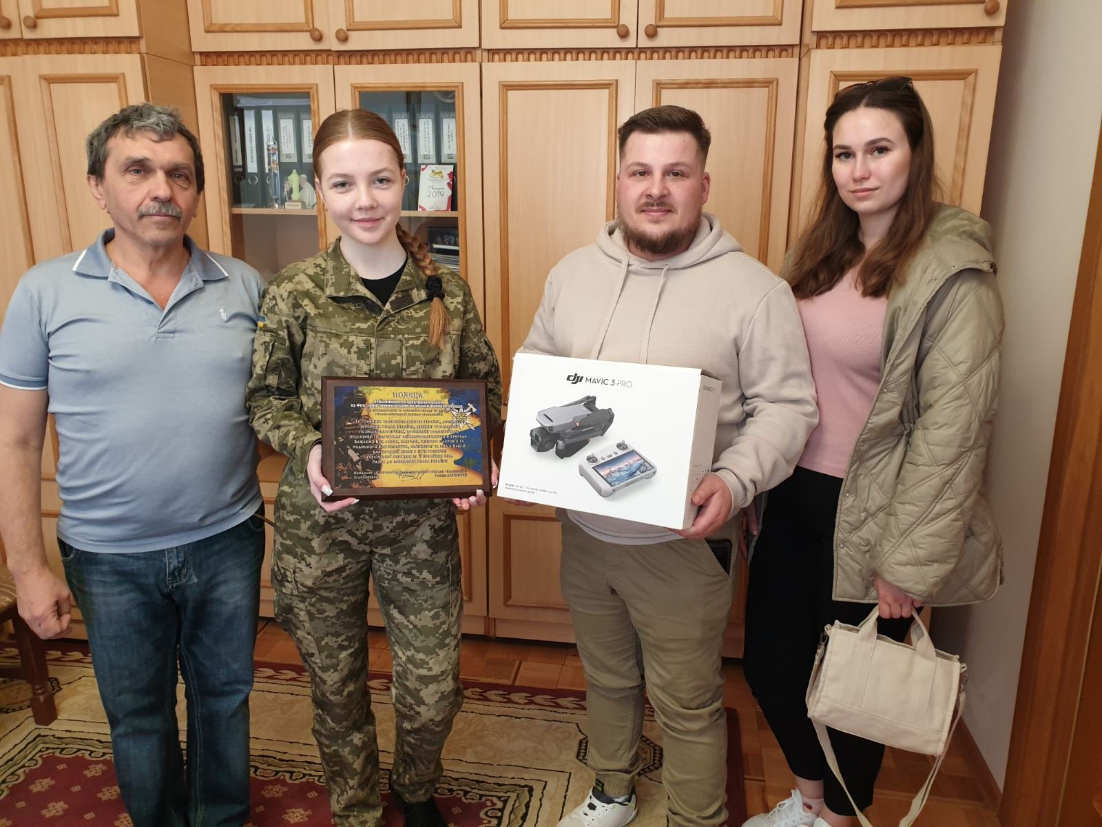 Сьогодні,   благою вістю, працівники та здобувачі освіти ІФМФК передали військовим  в рамках волонтерської підтримки  дрон  МАВІК 3 ПРО