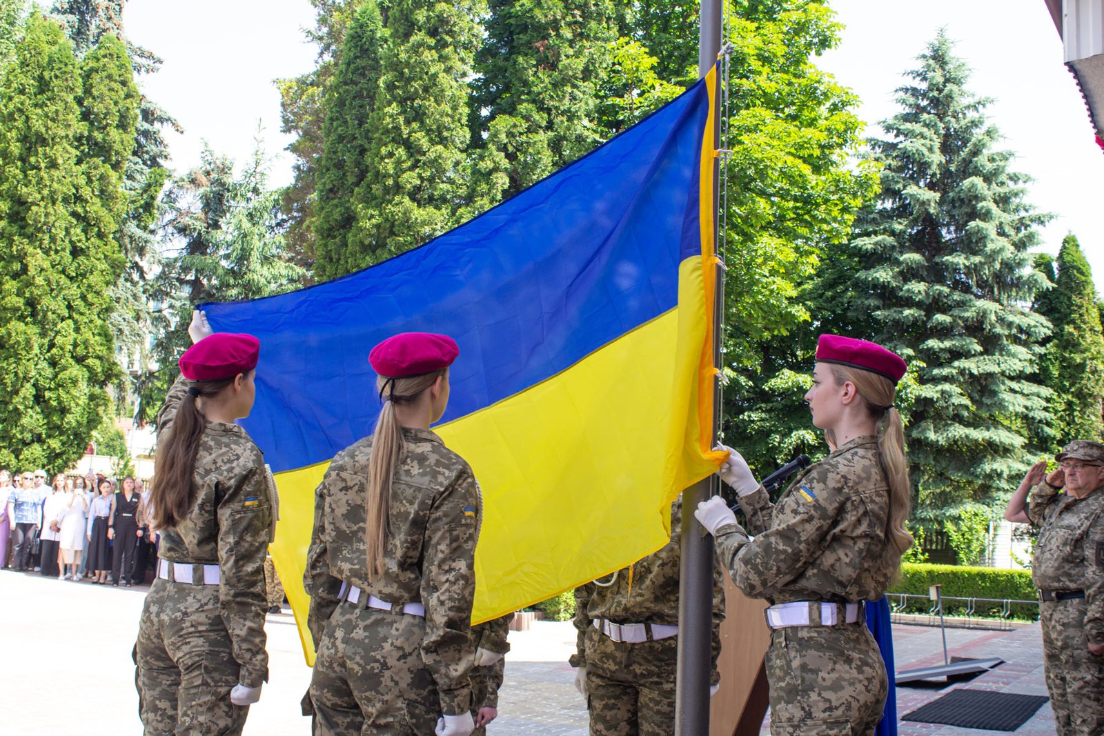 День Героїв: підняття Державного Прапора, шикування студентів, молитва