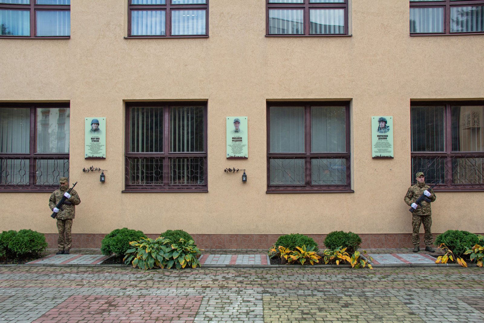 Встановлення пам’ятної дошки військовому медику Мирославу Дебенку