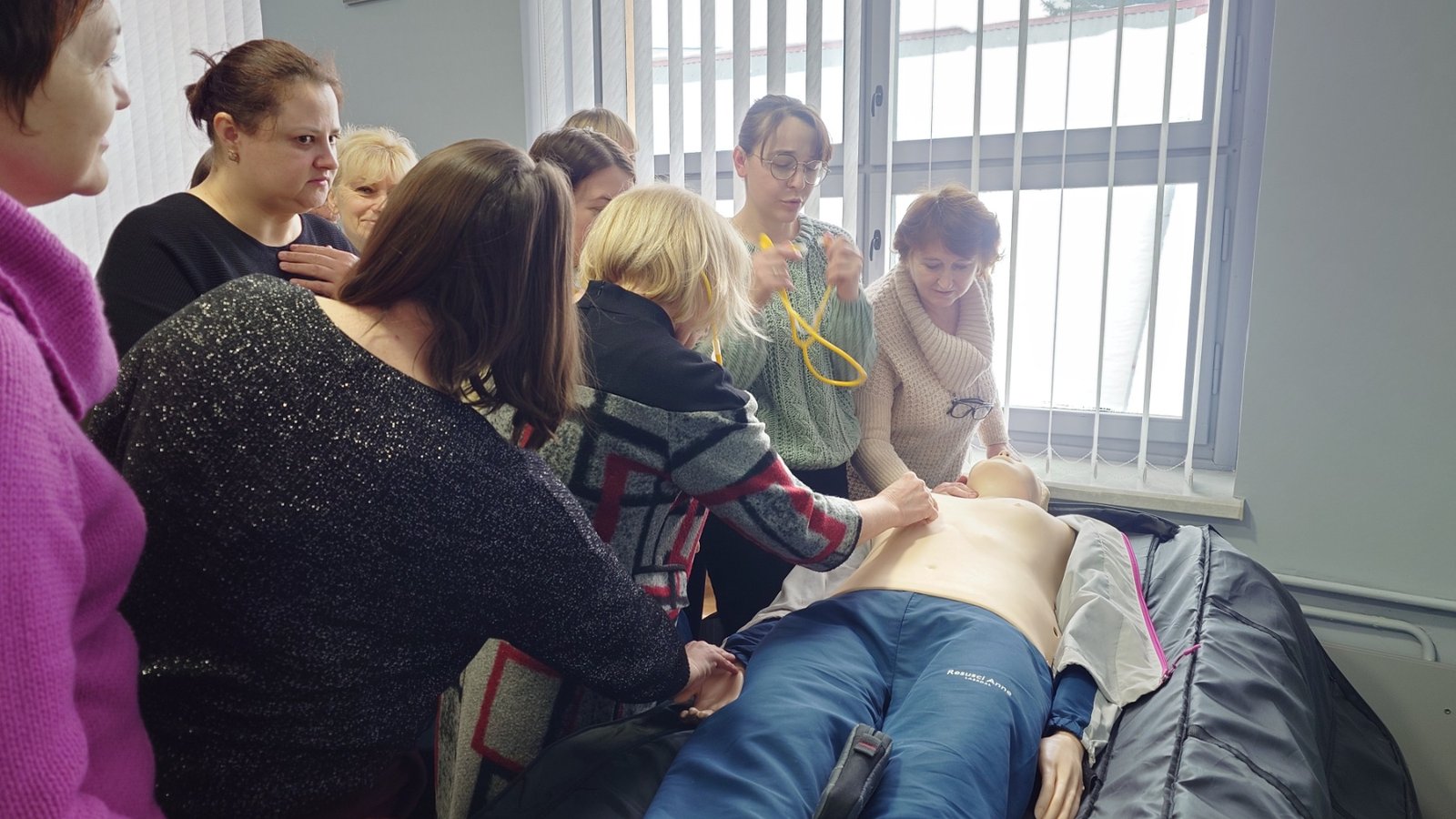 Слухачі відділення післядипломної освіти коледжу вчаться надавати невідкладну медичну допомогу