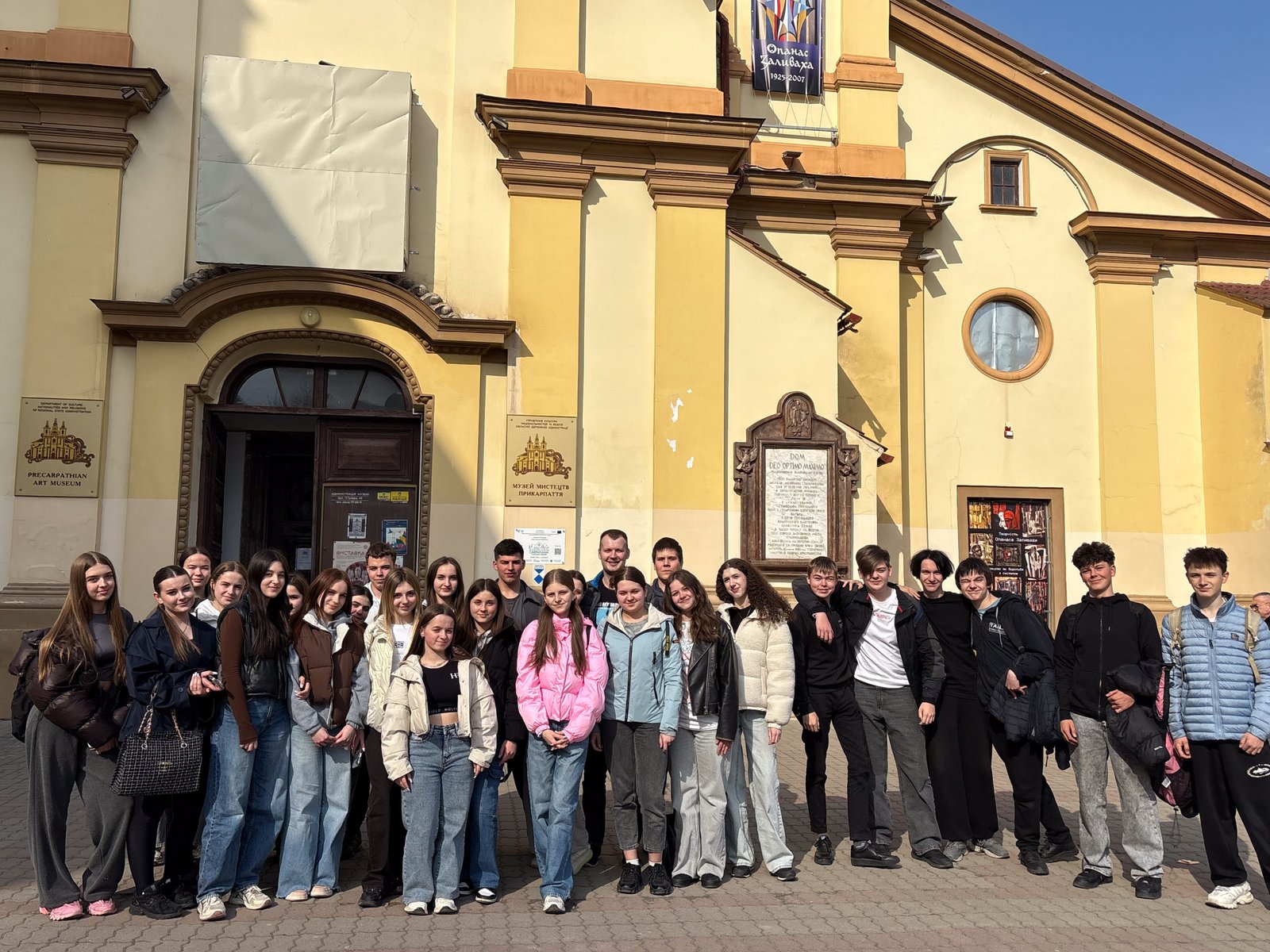 Традиції і сучасність очима молоді: студенти на мистецькій виставці