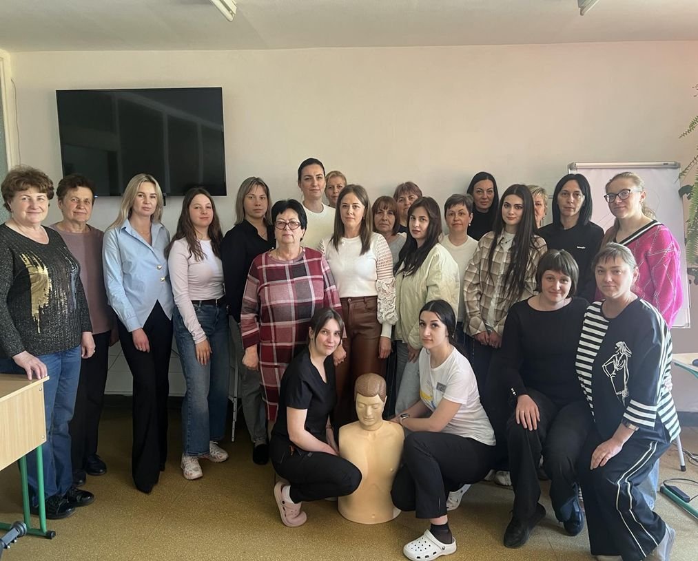 Фахівці з медичною освітою удосконалюють практичні навички з надання невідкладної медичної допомоги